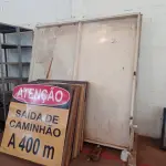 LOTE 007 - 02-PORTÕES DE FERRO 2M X2M E 12-PAINEIS DE AVISO(NO ESTADO)