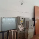 LOTE 003 - 01-PORTA EM MADEIRA ,09 CAIXAS DE FERRO PARA ELÉTRICA ,02-JANELAS PARA BANHEIRO ,01-CHAPA EM ZINCO(NO ESTADO)