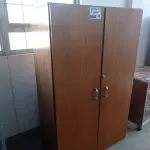 LOTE 098 - 01- ARMÁRIO EM MADEIRA 02-PORTAS (NO ESTADO)