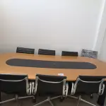 LOTE 076 - 01-MESA PARA REUNIÃO C/08-CADEIRA GIRATÓRIAS C/BASE EM ALUMÍNIO (NO ESTADO)