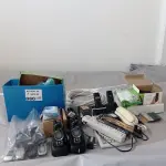 LOTE 080 - 01-LOTE C/CALCULADORA, TELEFONES, CONECTORES PARA FITAS DE LEDS, CABOS , CARREGADORES, RÁDIOS, CELULARES ANTIGOS (NO ESTADO)