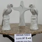LOTE 043 - 2 (DUAS) ARARAS E 1 (UM) CRISTO EM LOUÇA BRANCA. (NO ESTADO DE CONSERVAÇÃO QUE SE ENCONTRA)
