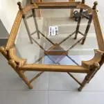 LOTE 016 - 01 MESA LATERAL QUADRADA (70 CM) COM 55 CM DE ALTURA, TAMPO EM VIDRO, EM CEDRO TODA TORNEADA NA COR CLARA. (NO ESTADO DE CONSERVAÇÃO QUE SE ENCONTRA)