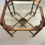 LOTE 017 - ” 01 MESA LATERAL QUADRADA (70 CM) COM 55 CM DE ALTURA, TAMPO EM VIDRO, EM CEDRO TODA TORNEADA NA COR ESCURA. (NO ESTADO DE CONSERVAÇÃO QUE SE ENCONTRA)