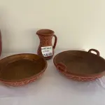 LOTE 014 - 02 TRAVESSAS REDONDAS E 01 JARRA EM CERÂMICA MARAJOARA. (NO ESTADO DE CONSERVAÇÃO QUE SE ENCONTRA)