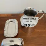 LOTE 035 - 01 JARRA REDONDA PARA ÀGUA E 01 MANTEIGUEIRA TRABALHADA EM PRATA. (NO ESTADO DE CONSERVAÇÃO QUE SE ENCONTRA) 