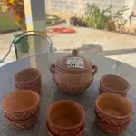 LOTE 001 - 01 PANELA PARA FEIJOADA EM CERÂMICA MARAJOARA (PARÁ) COM 10 CUMBUCAS. (NO ESTADO DE CONSERVAÇÃO QUE SE ENCONTRA)