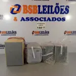 LOTE 134 - 04 CAIXAS DE SOM. (NO ESTADO, NÃO SABEMOS SE FUNCIONA. LEILÃO NÃO TEM GARANTIA E NEM DEVOLUÇÃO).