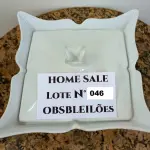 LOTE 046 - 01 (UMA)SOPEIRA ARTÍSTICA EM LOUÇA BRANCA. COM TEMA ORIENTAL. (NO ESTADO DE CONSERVAÇÃO QUE SE ENCONTRA)