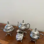 LOTE 037 - 01 CONJUNTO DE CAFÈ /CHÀ, EM PRATA PORTUGUESA. TODAS AS 4 PEÇAS TRABALHADAS. (NO ESTADO DE CONSERVAÇÃO QUE SE ENCONTRA)