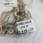 LOTE 010 - 01 PEÇA DECORATIVA EM LOUÇA COM 02 DAMAS. (NO ESTADO DE CONSERVAÇÃO QUE SE ENCONTRA)