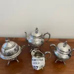 LOTE 037 - 01 CONJUNTO DE CAFÈ /CHÀ, EM PRATA PORTUGUESA. TODAS AS 4 PEÇAS TRABALHADAS. (NO ESTADO DE CONSERVAÇÃO QUE SE ENCONTRA)