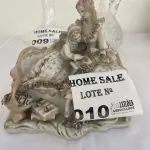LOTE 010 - 01 PEÇA DECORATIVA EM LOUÇA COM 02 DAMAS. (NO ESTADO DE CONSERVAÇÃO QUE SE ENCONTRA)