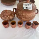 LOTE 015 - 01 PANELA REDONDA COM TAMPA, 01 FARINHEIRA COM TAMPA E 05 COPINHOS PARA FEIJOADA EM CERÂMICA MARAJOARA. (NO ESTADO DE CONSERVAÇÃO QUE SE ENCONTRA) 