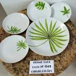 LOTE 045 - 01 (UM) PRATO DE BOLO COM 4 (QUATRO) PRATOS DE SOBREMESA, TODOS COM MOTIVO DE FOLHA PINTADA À MÃO E FRISO DE PRATA NAS BORDAS. (NO ESTADO DE CONSERVAÇÃO QUE SE ENCONTRA)