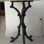 LOTE 039 - 01 (UMA) MESA LATERAL EM FERRO FUNDIDO E TAMPO DE MÁRMORE COM DIÂMETRO DE 57CM E ALTURA DE 80CM. (NO ESTADO DE CONSERVAÇÃO QUE SE ENCONTRA)