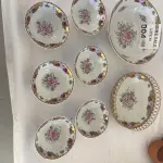 LOTE 004 - 02 TRAVESSAS REDONDAS COM 06 POTES PARA SOBREMESA EM PORCELÂNA PINTADA. PORCELANA LIMOGES. (NO ESTADO DE CONSERVAÇÃO QUE SE ENCONTRA)