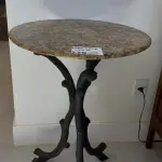 LOTE 039 - 01 (UMA) MESA LATERAL EM FERRO FUNDIDO E TAMPO DE MÁRMORE COM DIÂMETRO DE 57CM E ALTURA DE 80CM. (NO ESTADO DE CONSERVAÇÃO QUE SE ENCONTRA)