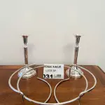 LOTE 031 - 02 CASTIÇAIS EM PRATA, TAMANHO PEQUENO E 01 SUPORTE REDONDO EM INÒX. (NO ESTADO DE CONSERVAÇÃO QUE SE ENCONTRA) 