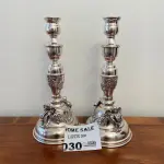 LOTE 030 - 02 CASTIÇAIS EM PRATA, TRABALHADOS COM ANJOS. (NO ESTADO DE CONSERVAÇÃO QUE SE ENCONTRA)