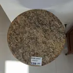 LOTE 039 - 01 (UMA) MESA LATERAL EM FERRO FUNDIDO E TAMPO DE MÁRMORE COM DIÂMETRO DE 57CM E ALTURA DE 80CM. (NO ESTADO DE CONSERVAÇÃO QUE SE ENCONTRA)