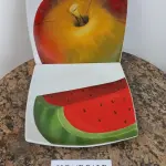 LOTE 050 - 02 (DOIS) PRATOS EM LOUÇA PINTADOS À MÃO (TEMA DE FRUTAS). (NO ESTADO DE CONSERVAÇÃO QUE SE ENCONTRA)