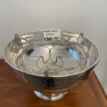 LOTE 036 - 01 CHAMPANHEIRA REDONDA, EM PRATA COM SUPORTE PARA 03 GARRAFAS. (NO ESTADO DE CONSERVAÇÃO QUE SE ENCONTRA) 