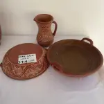 LOTE 014 - 02 TRAVESSAS REDONDAS E 01 JARRA EM CERÂMICA MARAJOARA. (NO ESTADO DE CONSERVAÇÃO QUE SE ENCONTRA)