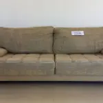 LOTE 054 - 01 SOFÁ DE 4 LUGARES, PRECISANDO TROCAR O REVESTIMENTO. (NO ESTADO DE CONSERVAÇÃO QUE SE ENCONTRA)