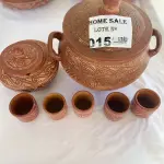 LOTE 015 - 01 PANELA REDONDA COM TAMPA, 01 FARINHEIRA COM TAMPA E 05 COPINHOS PARA FEIJOADA EM CERÂMICA MARAJOARA. (NO ESTADO DE CONSERVAÇÃO QUE SE ENCONTRA) 
