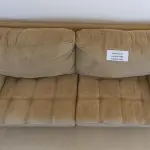 LOTE 054 - 01 SOFÁ DE 4 LUGARES, PRECISANDO TROCAR O REVESTIMENTO. (NO ESTADO DE CONSERVAÇÃO QUE SE ENCONTRA)