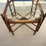 LOTE 017 - ” 01 MESA LATERAL QUADRADA (70 CM) COM 55 CM DE ALTURA, TAMPO EM VIDRO, EM CEDRO TODA TORNEADA NA COR ESCURA. (NO ESTADO DE CONSERVAÇÃO QUE SE ENCONTRA)