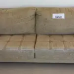 LOTE 054 - 01 SOFÁ DE 4 LUGARES, PRECISANDO TROCAR O REVESTIMENTO. (NO ESTADO DE CONSERVAÇÃO QUE SE ENCONTRA)