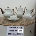 LOTE 044 - JOGO DE CHÁ/CAFÉ, CONTENDO 4 PEÇAS, EM LOUÇA COM PINTURAS À MÃO EM PLATINA NAS ALÇAS E NAS TAMPAS. (NO ESTADO DE CONSERVAÇÃO QUE SE ENCONTRA) 