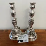 LOTE 030 - 02 CASTIÇAIS EM PRATA, TRABALHADOS COM ANJOS. (NO ESTADO DE CONSERVAÇÃO QUE SE ENCONTRA)