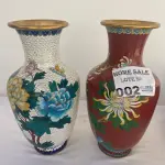 LOTE 002 - 02 VASOS DE CERÂMICA DECORATIVOS (CHINESES), PINTURA (CLOSONÊ). ALTURA DE 40 CM. (NO ESTADO DE CONSERVAÇÃO QUE SE ENCONTRA) 