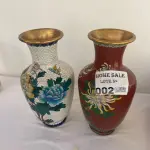 LOTE 002 - 02 VASOS DE CERÂMICA DECORATIVOS (CHINESES), PINTURA (CLOSONÊ). ALTURA DE 40 CM. (NO ESTADO DE CONSERVAÇÃO QUE SE ENCONTRA) 