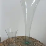 LOTE 048 - 02 (DOIS) VASOS EM VIDRO PARA FLORES. (NO ESTADO DE CONSERVAÇÃO QUE SE ENCONTRA)