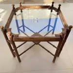 LOTE 017 - ” 01 MESA LATERAL QUADRADA (70 CM) COM 55 CM DE ALTURA, TAMPO EM VIDRO, EM CEDRO TODA TORNEADA NA COR ESCURA. (NO ESTADO DE CONSERVAÇÃO QUE SE ENCONTRA)