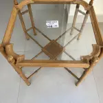 LOTE 016 - 01 MESA LATERAL QUADRADA (70 CM) COM 55 CM DE ALTURA, TAMPO EM VIDRO, EM CEDRO TODA TORNEADA NA COR CLARA. (NO ESTADO DE CONSERVAÇÃO QUE SE ENCONTRA)