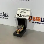 LOTE 026 - 01 RELÓGIO DOURADO COM PRETO (NO ESTADO, NÃO SABEMOS SE FUNCIONA. LEILÃO NÃO TEM GARANTIA E NEM DEVOLUÇÃO)
