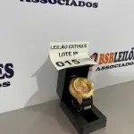 LOTE 015 - 01 RELÓGIO DOURADO COM PULSEIRA EMBORRACHADA PRETA (NO ESTADO, NÃO SABEMOS SE FUNCIONA. LEILÃO NÃO TEM GARANTIA E NEM DEVOLUÇÃO)