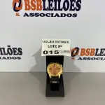 LOTE 015 - 01 RELÓGIO DOURADO COM PULSEIRA EMBORRACHADA PRETA (NO ESTADO, NÃO SABEMOS SE FUNCIONA. LEILÃO NÃO TEM GARANTIA E NEM DEVOLUÇÃO)