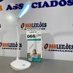 LOTE 066 - 01 LAMPADA DE MESA LED COM BATERIA INCLUSA (NO ESTADO, NÃO SABEMOS SE FUNCIONA. LEILÃO NÃO TEM GARANTIA E NEM DEVOLUÇÃO)