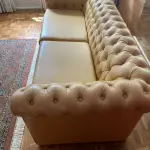 LOTE 020 - 01 SOFÁ CAPITONÉ EM COURO LEGÍTIMO, MODELO CLÁSSICO CHESTERFIELD MEDINDO 207L X 88P X 66A. (NO ESTADO, NÃO SABEMOS SE FUNCIONA. LEILÃO NÃO TEM GARANTIA E NEM DEVOLUÇÃO).
