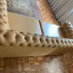 LOTE 020 - 01 SOFÁ CAPITONÉ EM COURO LEGÍTIMO, MODELO CLÁSSICO CHESTERFIELD MEDINDO 207L X 88P X 66A. (NO ESTADO, NÃO SABEMOS SE FUNCIONA. LEILÃO NÃO TEM GARANTIA E NEM DEVOLUÇÃO).
