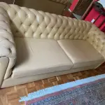 LOTE 020 - 01 SOFÁ CAPITONÉ EM COURO LEGÍTIMO, MODELO CLÁSSICO CHESTERFIELD MEDINDO 207L X 88P X 66A. (NO ESTADO, NÃO SABEMOS SE FUNCIONA. LEILÃO NÃO TEM GARANTIA E NEM DEVOLUÇÃO).