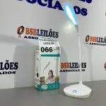 LOTE 066 - 01 LAMPADA DE MESA LED COM BATERIA INCLUSA (NO ESTADO, NÃO SABEMOS SE FUNCIONA. LEILÃO NÃO TEM GARANTIA E NEM DEVOLUÇÃO)