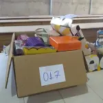 LOTE 017 - 01 (UMA) CAIXA PEQUENA COM OBJETOS EM GESSO PARA DECORAÇÃO E 01 (UMA) CAIXA COM MATERIAIS VARIADOS. (NO ESTADO)