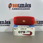 LOTE 079 - 01 CAIXA DE SOM BLUETOOTH VERMELHA (NO ESTADO, NÃO SABEMOS SE FUNCIONA. LEILÃO NÃO TEM GARANTIA E NEM DEVOLUÇÃO)